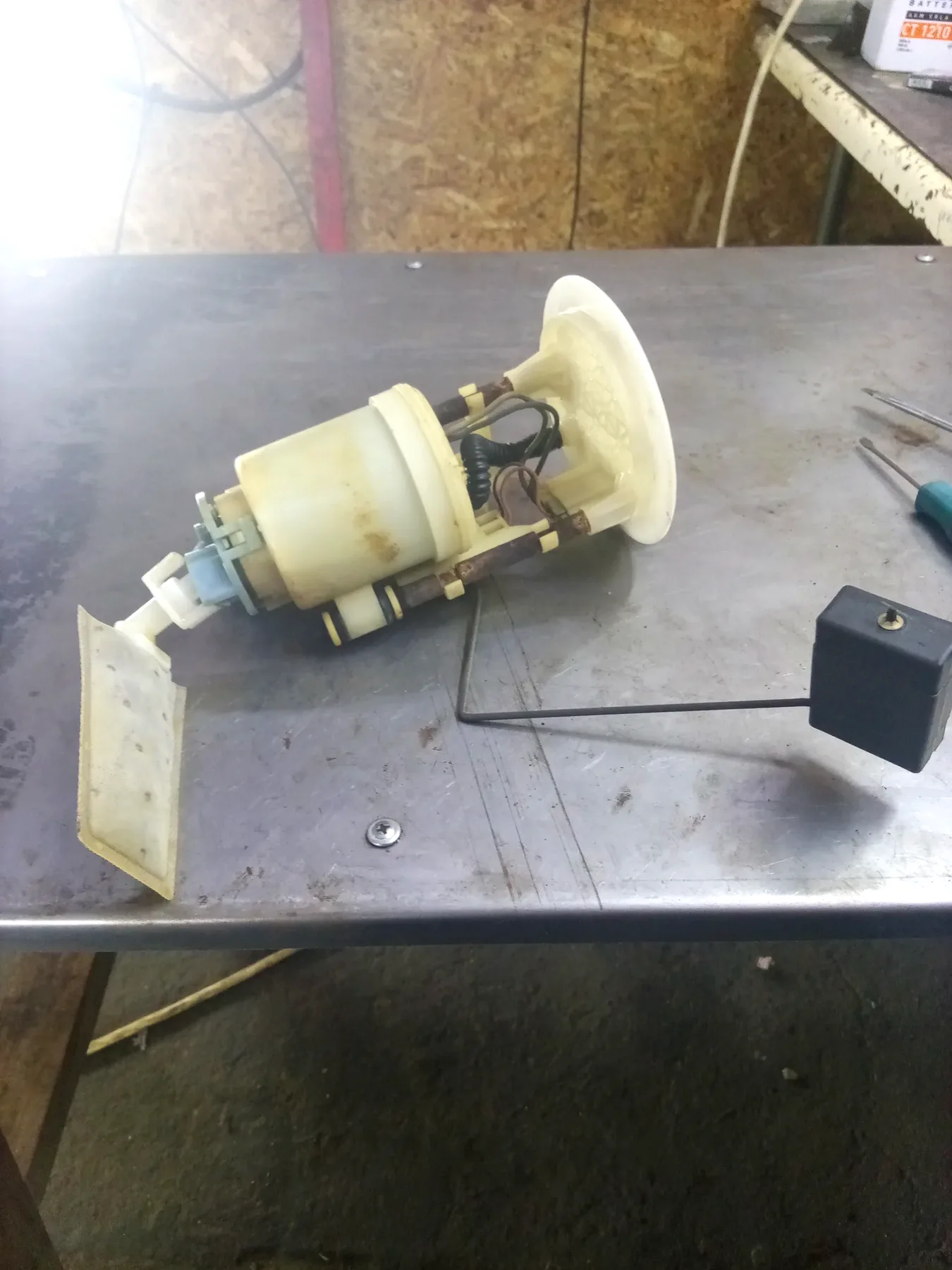 Топливный узел Yamaha Grizzly 700 в процессе ремонта